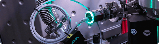 Image d'un cable internet se branchant sur une machine Swiss-PVD