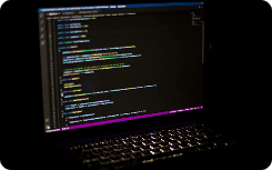 Image d'un ecran d'ordinateur avec un logiciel de programmation